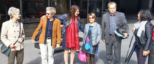 2016-09-30, fin du procès, Djemila et amis devant le Palais de Justice