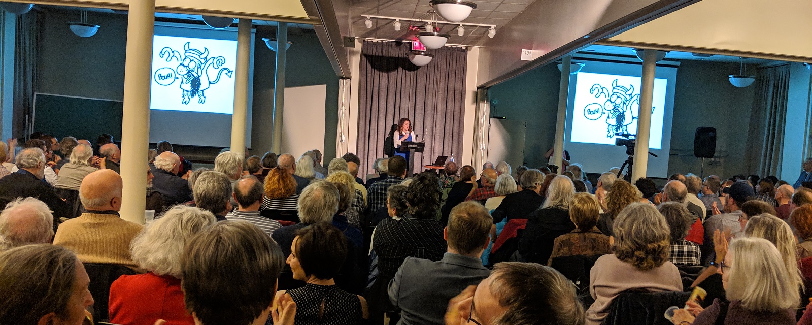 Djemila Benhabib devant le public
